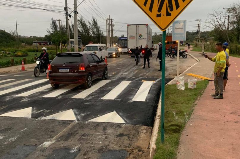 Obra do DER na RJ-102 não foi comunicada à Prefeitura e provocou engarrafamento em Búzios nesta sexta-feira (10) / divulgação