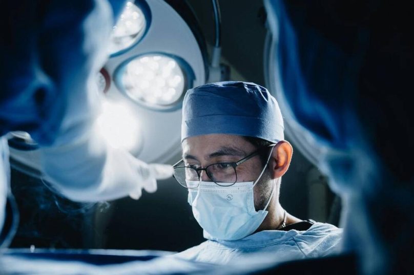 Parceria visa formação de cirurgiões em robótica ortopédica