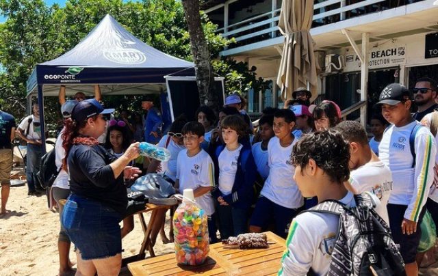 Gisele Letieri, vice-presidente do Projeto Mar Sem Lixo, ensinando crianças durante ação / Créditos: Projeto Mar Sem Lixo