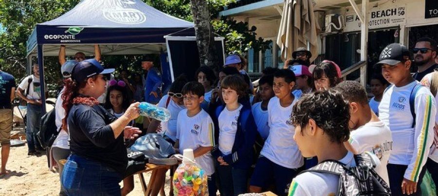 Gisele Letieri, vice-presidente do Projeto Mar Sem Lixo, ensinando crianças durante ação / Créditos: Projeto Mar Sem Lixo