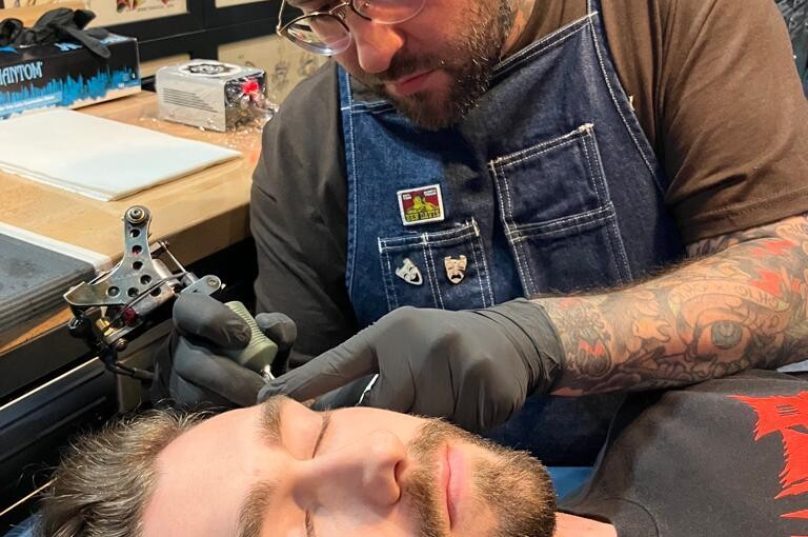 Redes sociais impulsionam “boom” de tatuagens no rosto