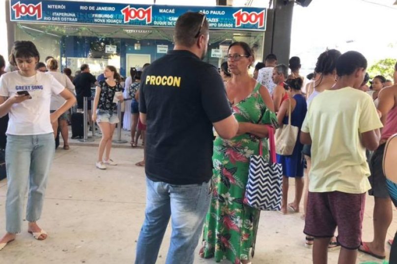 Agente do Procon conversa com passageira. Foto: Divulgação/Procon