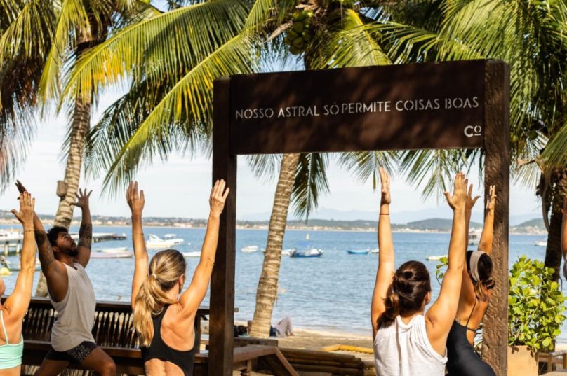 Participantes do evento de bem-estar em Búzios, com atividades de yoga, boxe funcional e imersão no gelo, promovendo saúde e conexão com a natureza / divulgação