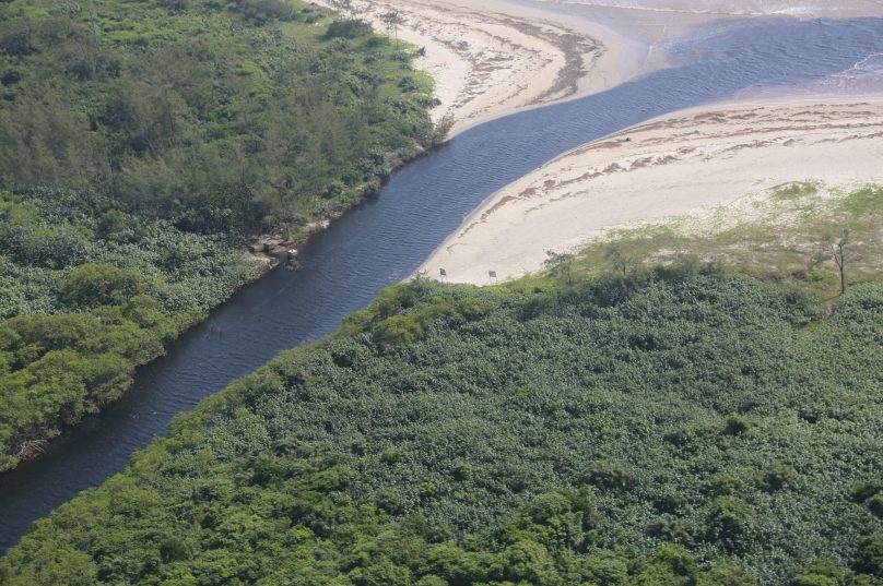 Rio Una deságua na Praia da Rasa, em Cabo Frio, limite com o município de Búzios. Foto Ernesto Galiotto.
