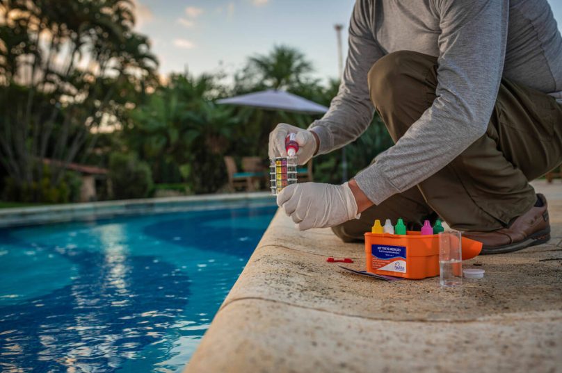 Bactéria 'comedora de carne' contamina atletas em piscina