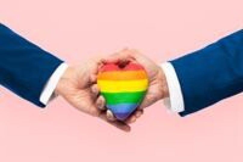 Lei que proíbe casamento homoafetivo tramita no Congresso