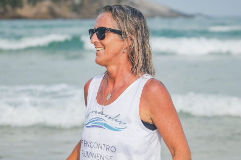 Através das ondas Belen empodera mulheres de toda a Região dos Lagos. | Imagem: Arquivo Pessoal.