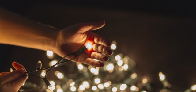 Instalar iluminação de Natal em casa requer segurança