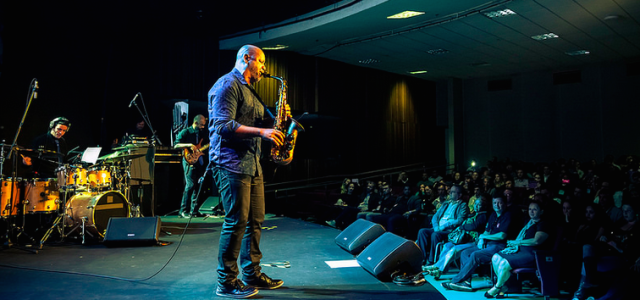 Saxofonista Angelo Torres faz show instrumental no teatro Eva Wilma em São Paulo