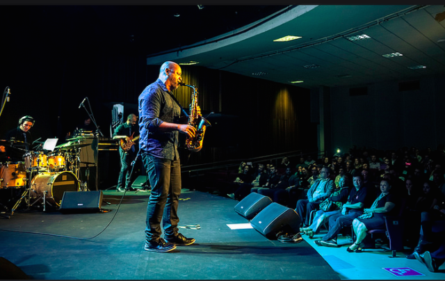 Saxofonista Angelo Torres faz show instrumental no teatro Eva Wilma em São Paulo