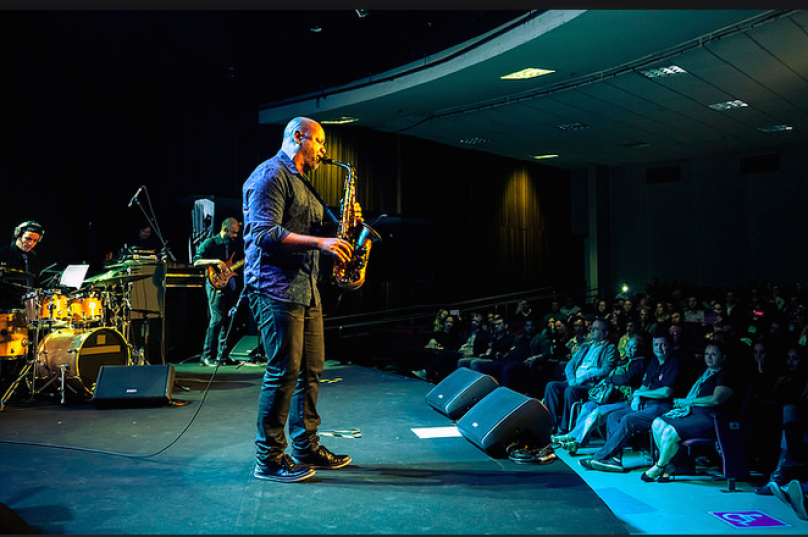Saxofonista Angelo Torres faz show instrumental no teatro Eva Wilma em São Paulo