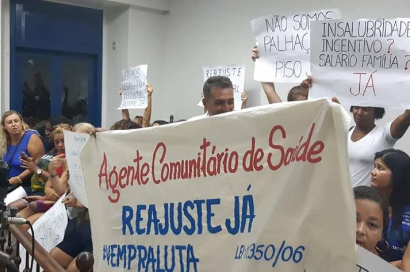 Funcionários municipais fazem manifestação na Câmara com cartazes. Foto: Vinicius Peixoto