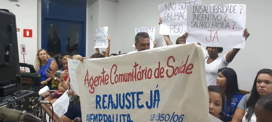 Funcionários municipais fazem manifestação na Câmara com cartazes. Foto: Vinicius Peixoto