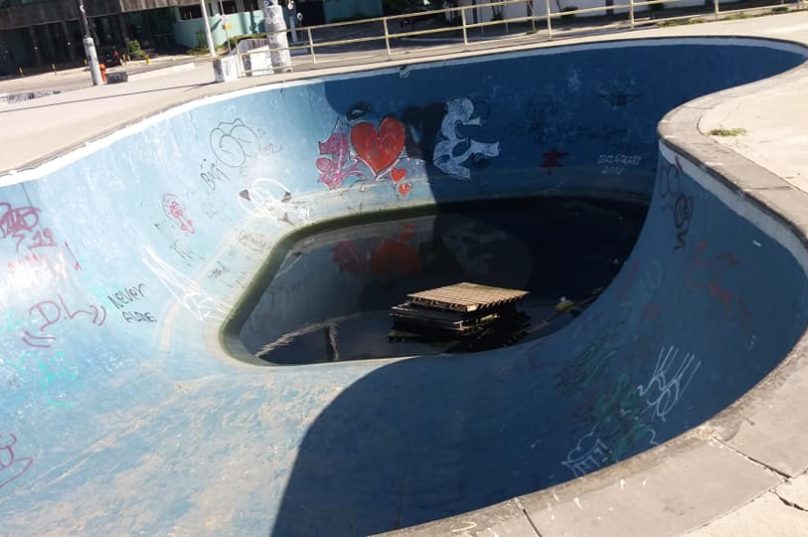 Bowl com água de esgoto empoçado. Foto: Alcineu Ribeiro