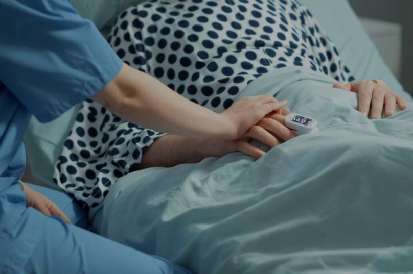 Doulas ampliam humanização no fim da vida