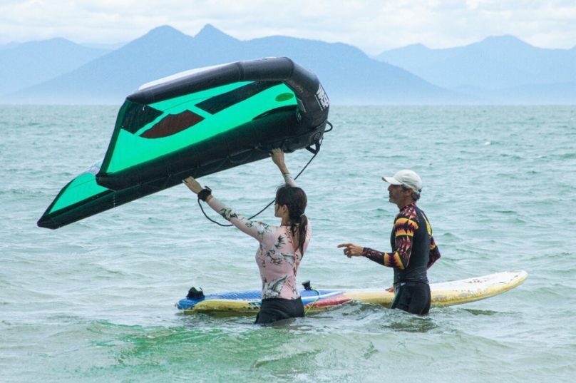 Bimba instruindo em águas do mar em frente ao clube de praia do Aretê - divulgação