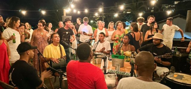 Sambardô comemora um mês com show especial, dose dupla e samba ao vivo na Orla Bardot / foto divulgação