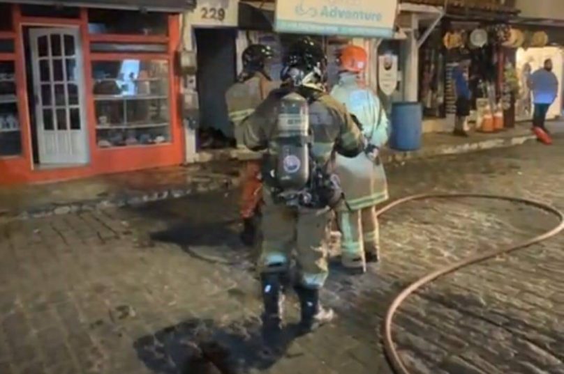 Fogo foi controlado sem vítimas e causas ainda serão apuradas / foto reprodução Búzios Notícias