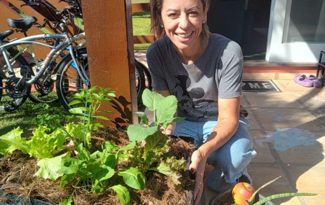 Camila Raupp com sua hortinha em casa (Crédito: Prensa de Babel)