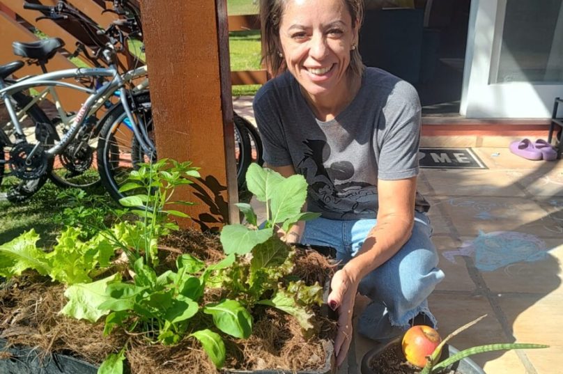 Camila Raupp com sua hortinha em casa (Crédito: Prensa de Babel)