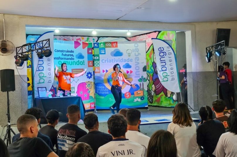Do teatro ao laboratório: jovens brasileiros criam soluções para salvar a Terra