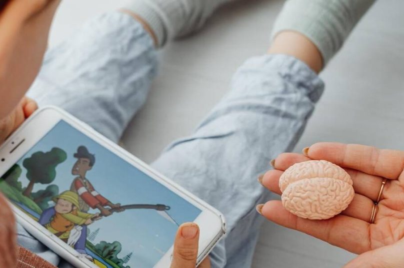 Uso excessivo de telas afeta atenção e bem-estar infantil