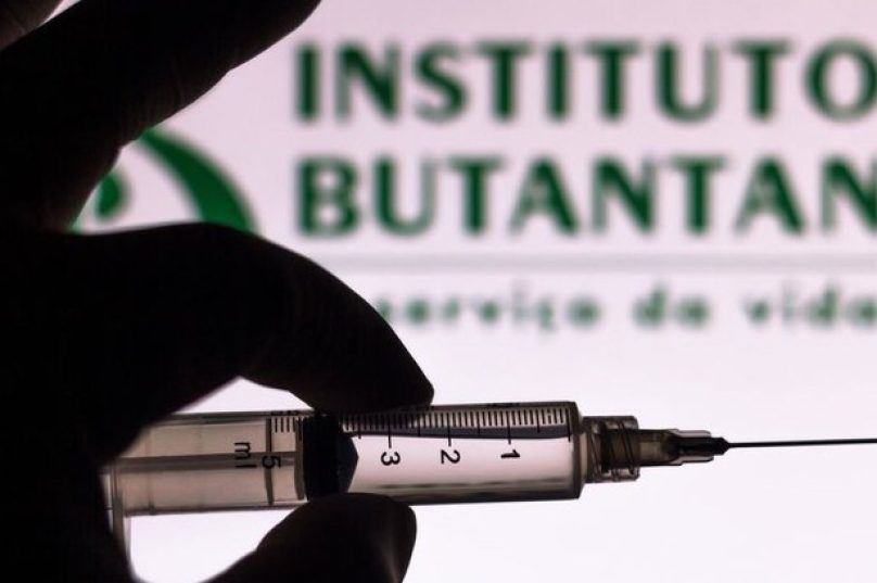 Vacina é produzida pelo laboratório do Instituto Butantan. Imagem: Rafael Barifouse | BBC News