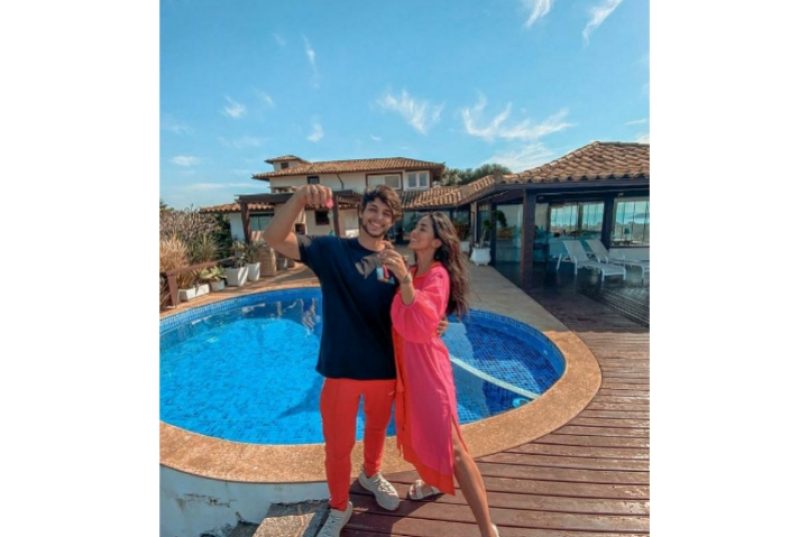 Casal de influencers compartilha os momentos da nova casa, em Búzios, nas redes sociais. Imagem: Rede Social | Reprodução
