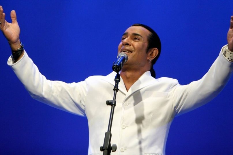 Elymar Santos sobe ao palco no sábado (13).