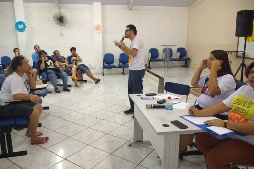 Os profissionais da Educação da rede municipal de Cabo Frio aprovaram  por unanimidade durante assembleia, na noite desta segunda-feira (16), a continuidade da greve. A assembleia aconteceu na E.M. São Cristóvão, onde foram deliberadas diversas propostas, entre elas, o ato desta terça-feira (17),  às 9h, em frente à Prefeitura  contra o fechamento de escolas, turmas e turnos.
