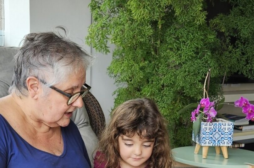 Saem as telinhas, entram os livros impressos