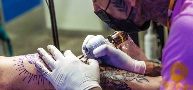 Tattoo Week Rio irá oferecer cursos de tatuagem e piercing para jovens de favela