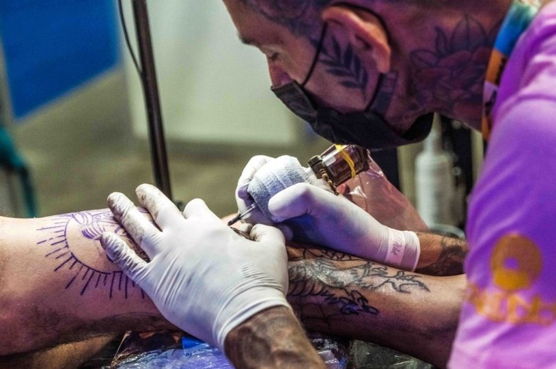 Tattoo Week Rio irá oferecer cursos de tatuagem e piercing para jovens de favela