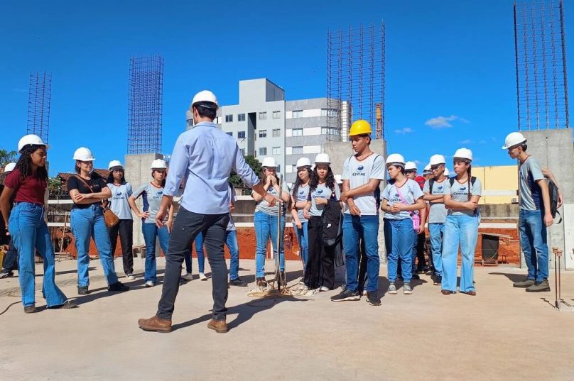 Alunos visitam obra do Residencial Central Park, em Curvelo