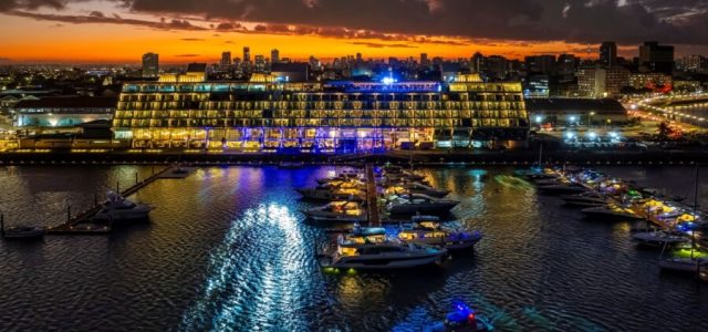 Novotel Recife Marina tem iluminação integrada à paisagem