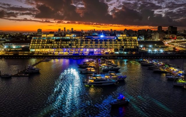 Novotel Recife Marina tem iluminação integrada à paisagem