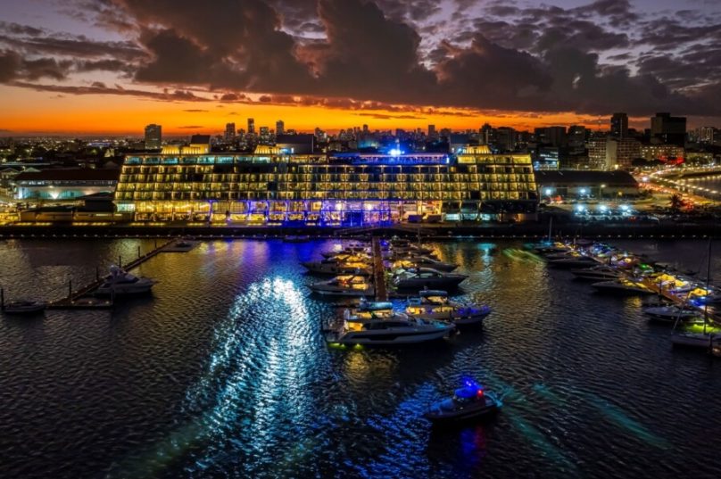 Novotel Recife Marina tem iluminação integrada à paisagem