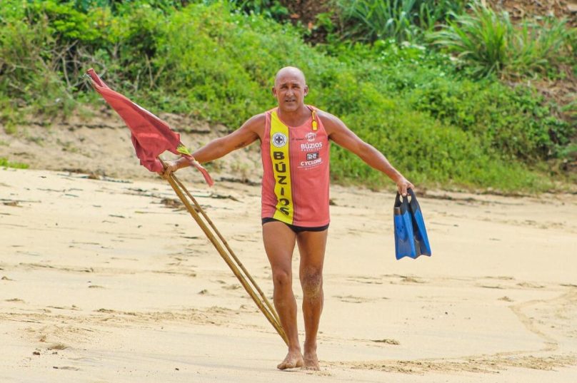 Edward Christian trabalha há 35 anos como guarda-vidas. | Imagem: Reprodução | Foto: @na_mare022
