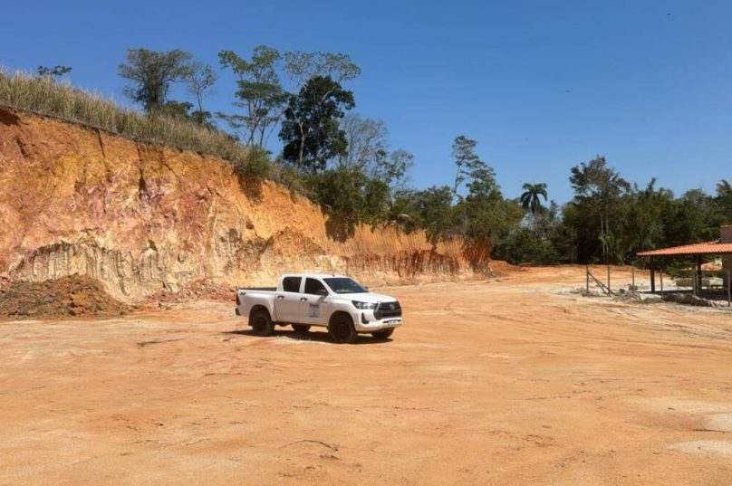 Inea flagra extração ilegal de terra em Saquarema e desmatamento de três hectares de Mata Atlântica; multa pode chegar a R$ 1 milhão / foto divulgação