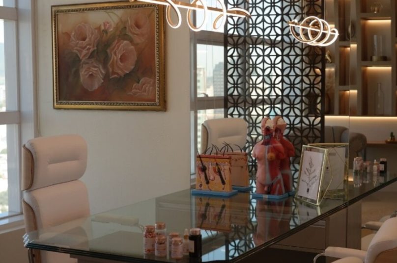 Vanessa Carvalho inaugura clínica de estética integrativa