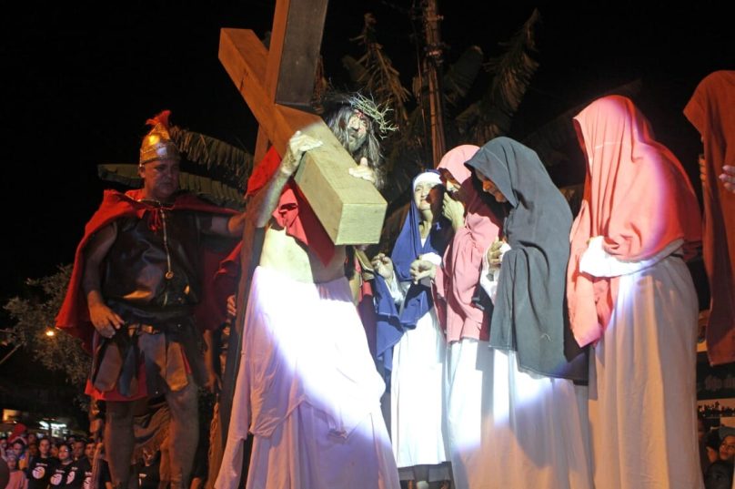 A Peça da Via Sacra retorna este ano, após período pandêmico. | Imagem: Reprodução