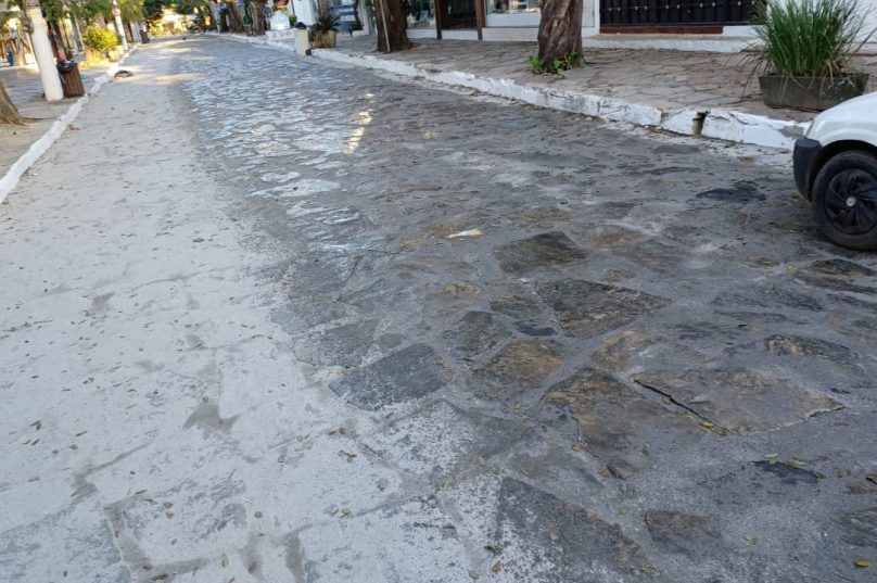 Nesta manhã de quinta-feira (1°) a Rua das pedras passou pelo segundo processo de manutenção. Imagem: Divulgação