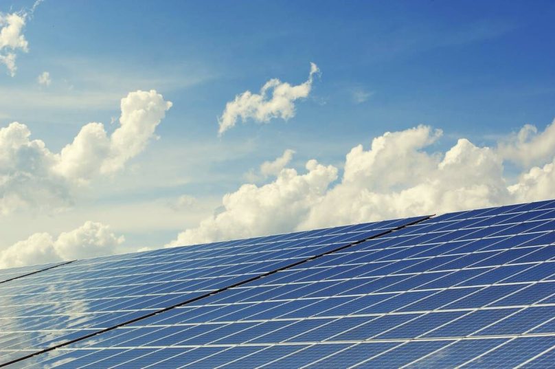 Investimentos em energia solar superam R$ 32,9 bi em 2025