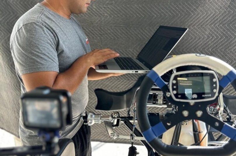 Engenheiro de pista contribui para estratégias em corridas