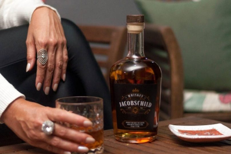 Licor de whiskey americano chega ao mercado brasileiro