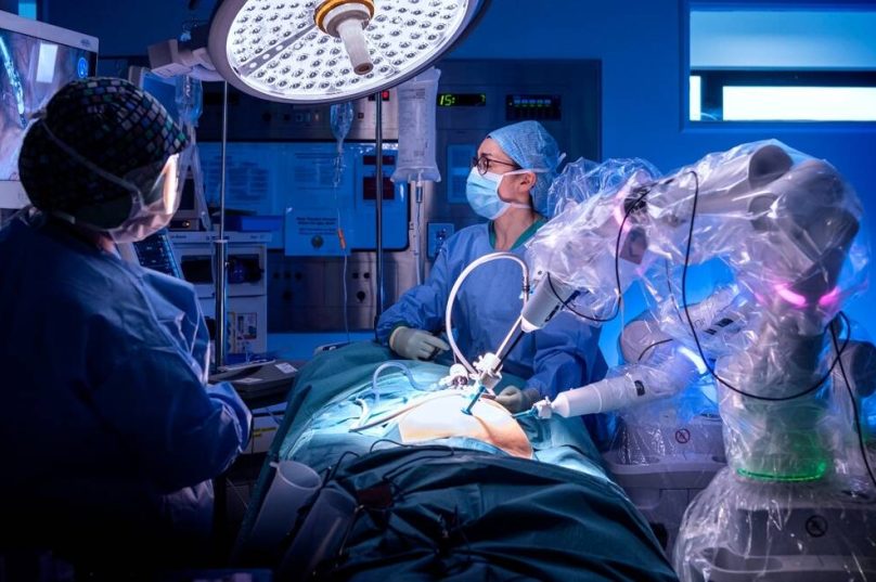 CMR Surgical promove debate sobre IA e o futuro da saúde