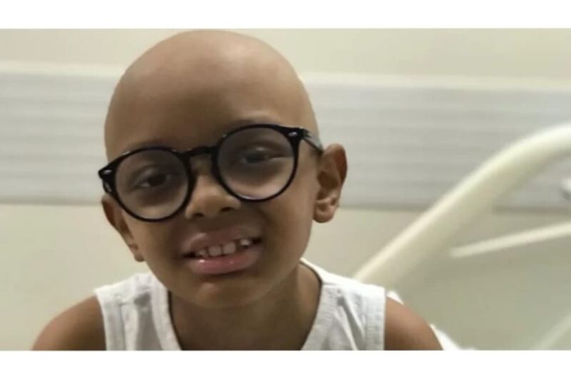 Luiz Carlos tem 9 anos, e desde janeiro passa pelo tratamento de quimioterapia. | Imagem: Site Vakinha | Reprodução