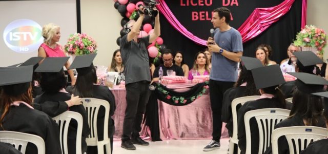 Cris Lopes e Liceu da Beleza reúnem 250 pessoas em formatura