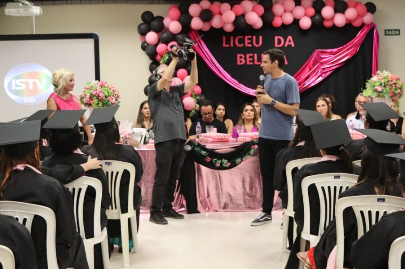 Cris Lopes e Liceu da Beleza reúnem 250 pessoas em formatura