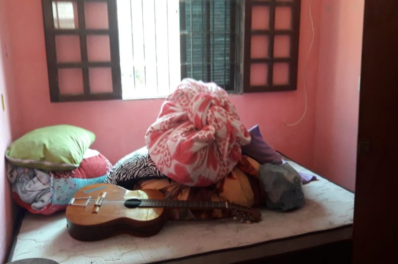 Família organiza objetos pessoais para se retirar da casa, porém, não tem para aonde ir. Imagem: Arquivo Pessoal.